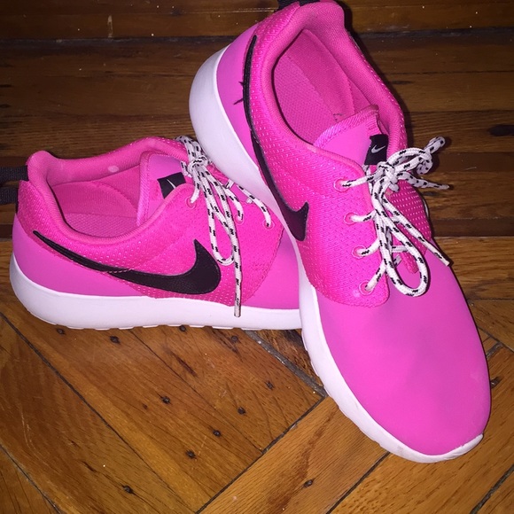 Nike Shoes - Nike Womens Pink Roshe 6 1/2